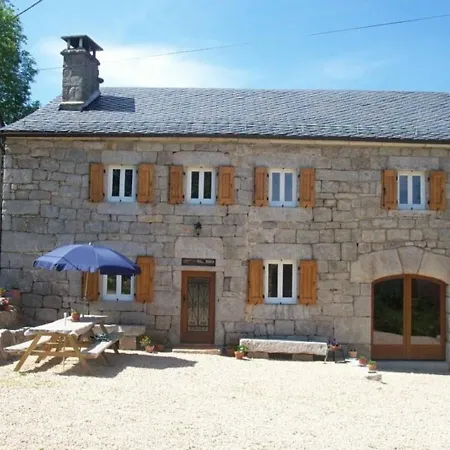 Maison De Caractere Renovee, 4 Ch, 9 Pers, Jardin, Cheminee, Animaux Acceptes, 15320 Val D'arcomie - Fr-1-742-363 Holiday home