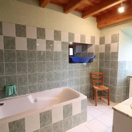 Holiday home Maison De Caractere Renovee, 4 Ch, 9 Pers, Jardin, Cheminee, Animaux Acceptes, 15320 Val D'arcomie - Fr-1-742-363